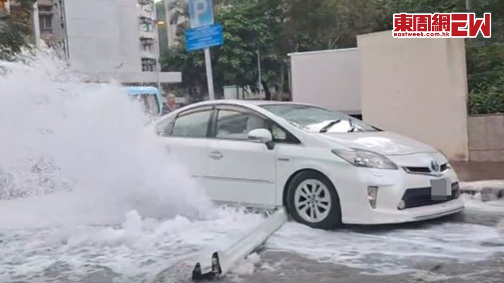 鹹水湧出路面，激噴Prius私家車。fb車cam L（香港群組）影片截圖