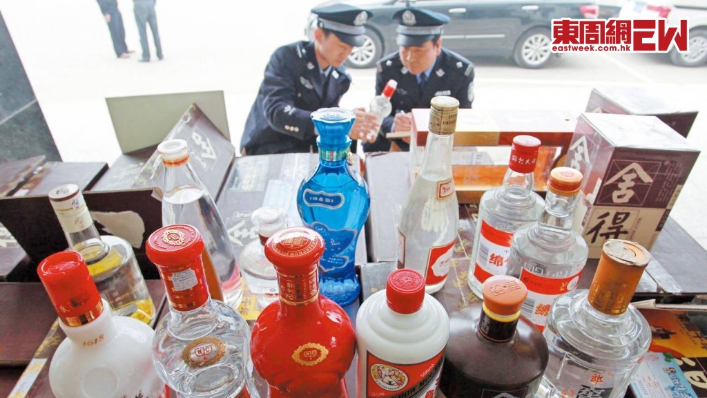 中國出名的白酒在國內外有價有市，不法之徒為了厚利，以劣質酒冒充真貨，執法人員掃之不盡。