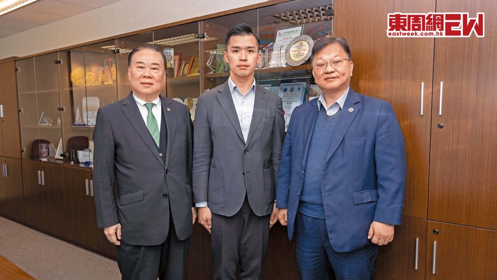 消防處消防區長（危險品法例）黎健文（中），香港物業管理公司協會前會長陳志球博士（左）和香港註冊消防工程公司商會主席翁振騰（右）均認同大廈在進行大型維修工程前，必須確保大廈所有消防裝置及設備處於有效操作狀態。