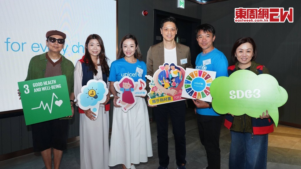 UNICEF HK大使黃金寶先生（右二）、UNICEF HK倡議委員會委員莊菲娜女士（左三）、英皇影院集團總經理袁彥文先生（右三）、星島義工隊（右一及左二）合照。藝人賈思樂先生（左一）亦有到場支持。