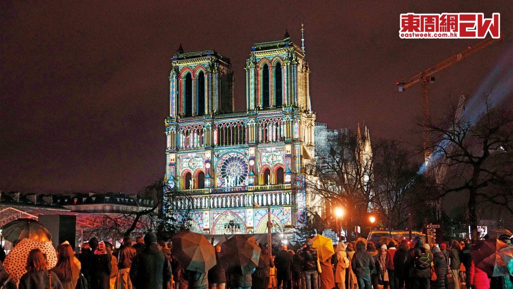 十二月七日晚上，二千多名賓客見證下，天主教多名神職人員徐徐進入教堂，代表巴黎聖母院重新開放。