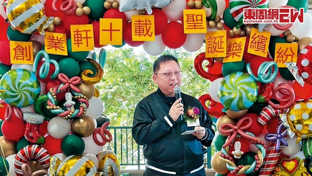 陳偉偉去年十二月出席社署旗下機構創業軒的「創業軒十載聖誕樂繽紛」活動，並在活動中致辭。