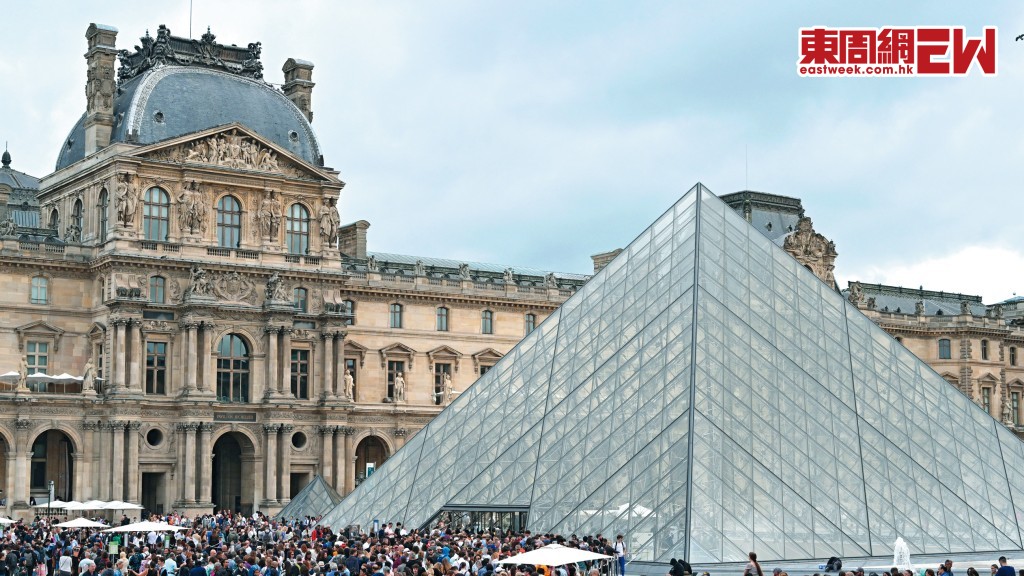羅浮宮的金字塔入口經常大排長龍。