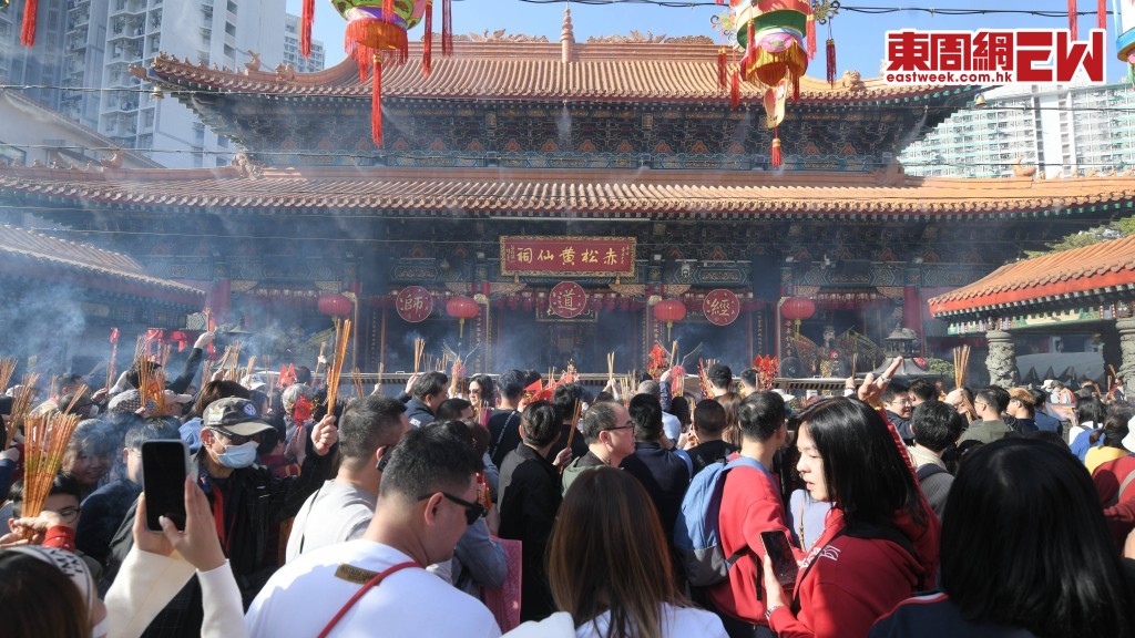 每逢農曆新年，都有大批善信到黃大仙祠參拜，並求籤問卜，祈求新一年事事順意，好運連連。