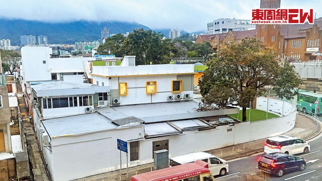 「曦庭學社」租用九龍塘窩打老道一百○一號屋辦寄宿學校，對面正是四十一校網名津瑪利諾修院學校。