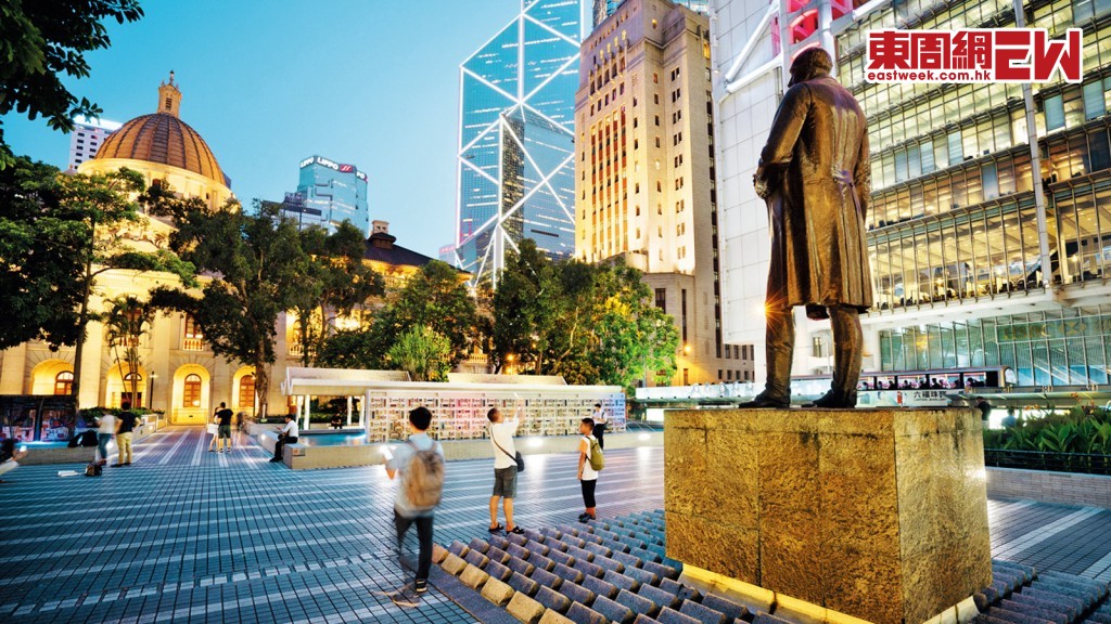 康文署表示皇后像廣場花園已設有多用途資訊板，可提供愛國教育資訊。