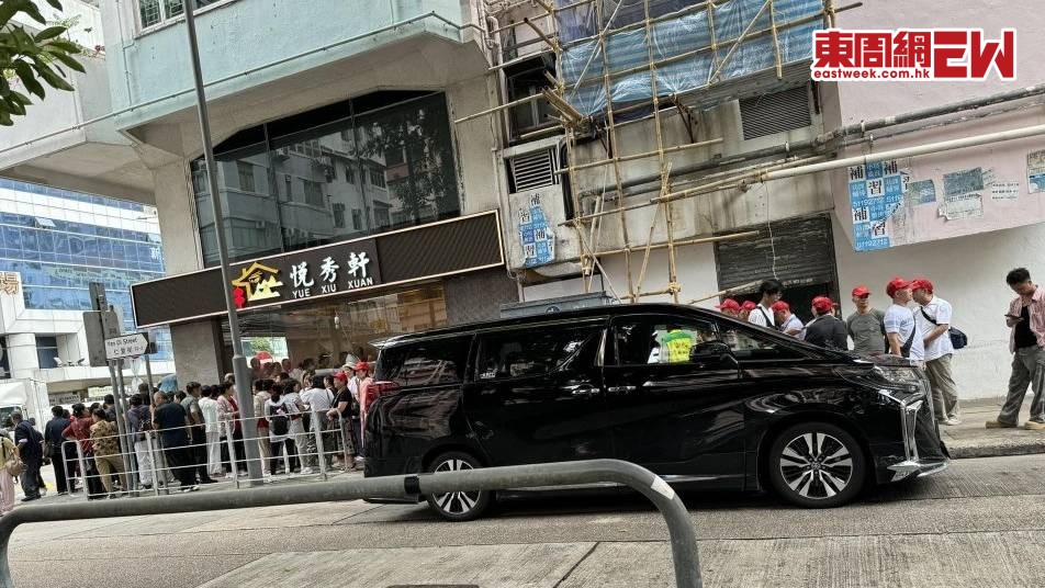 團餐食肆外大批團友等候