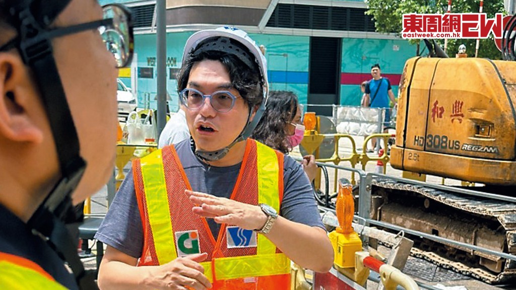 水務署署長黃恩諾周日到深水埗海壇街現場了解路陷情況後,向傳媒講解情況。(香港電台圖片)