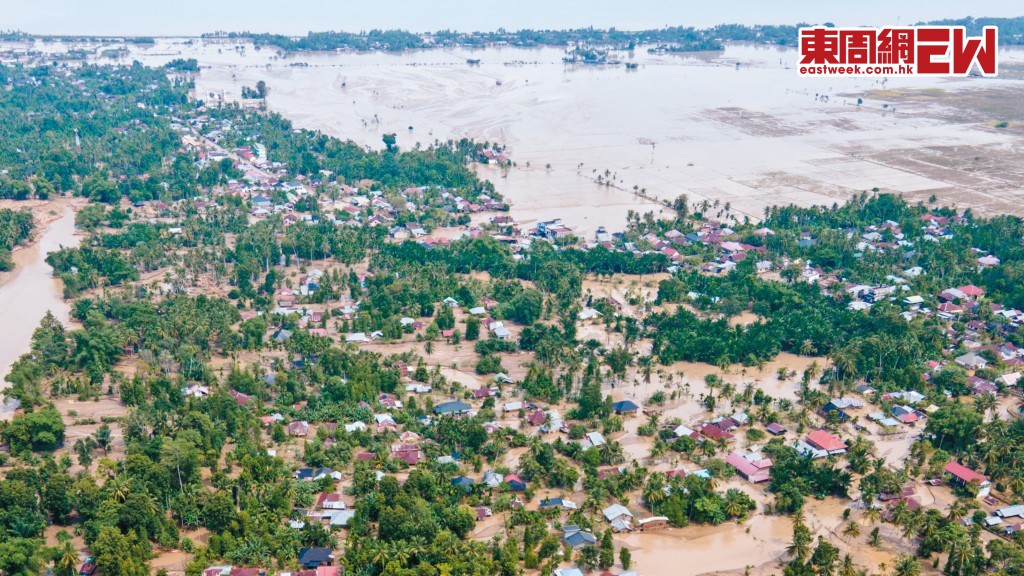 氣象專家表示，氣候失衡不僅改變颱風發生地點，更令極端降雨走向常態化，洪水氾濫、山泥傾瀉接連發生，基礎設施與糧食安全岌岌可危。