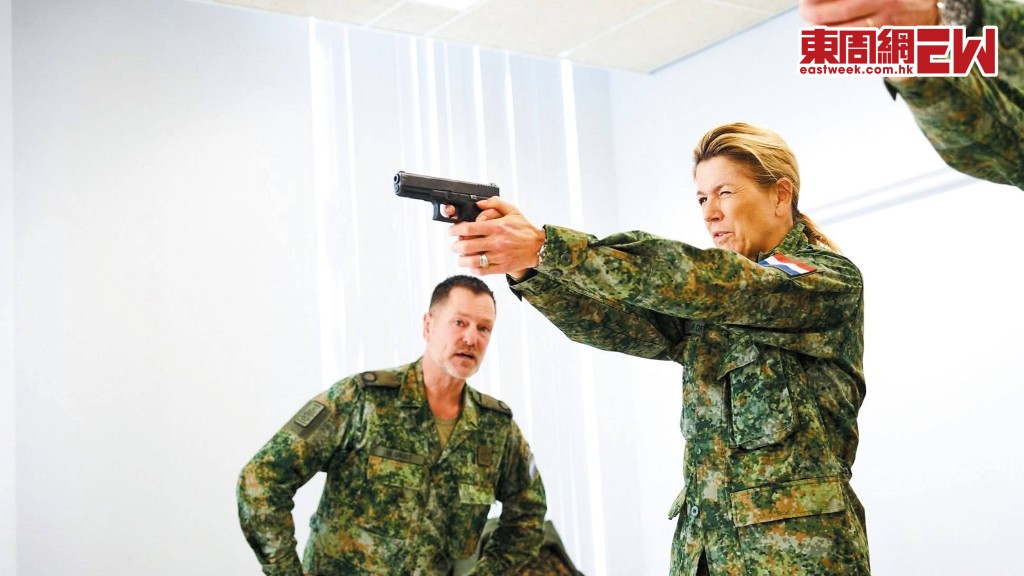 荷蘭王后馬克西瑪在布雷達王家軍事學院接受射擊訓練。