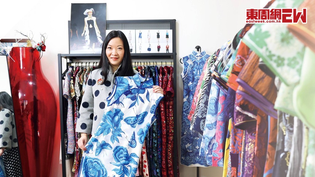 余嫿筆下的旗袍，連續四年獲邀參展全球旗袍日，展品獲中國絲綢博物館永久收藏。