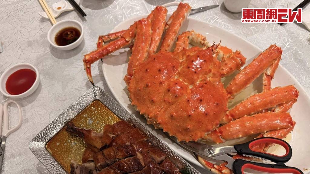 有網民指,差不多每枱都最少一隻蟹及燒鵝,宛如經濟突然復甦,