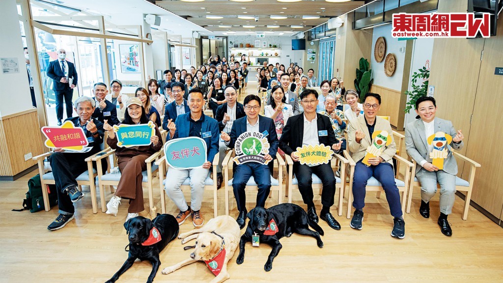 勞福局局長孫玉菡（前排中）上周三出席「友伴犬服務啟動禮」。