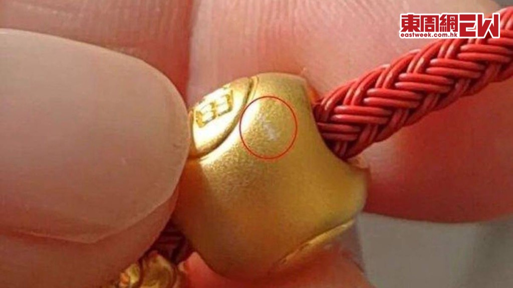 有內地消費者在周生生門店購買的足金福袋掛墜，豈料佩戴一天後即被刮花，並出現白色痕跡。