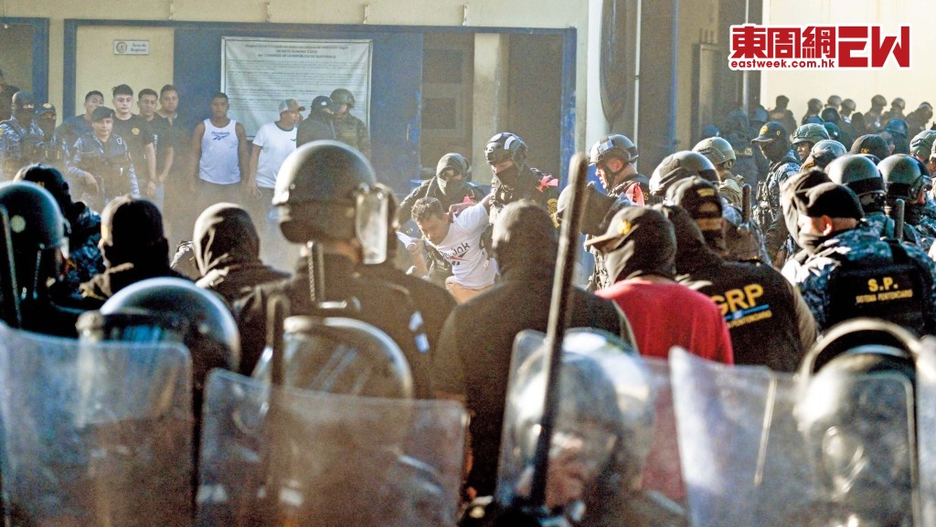 危地馬拉出動軍警「閃電式」突擊一所監獄，展開拘捕行動。