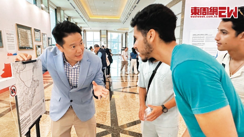 周浩鼎在「中法建交60周年─從北京巴黎歷史看發展」展覽期間，向參觀者解說中法建交歷史。