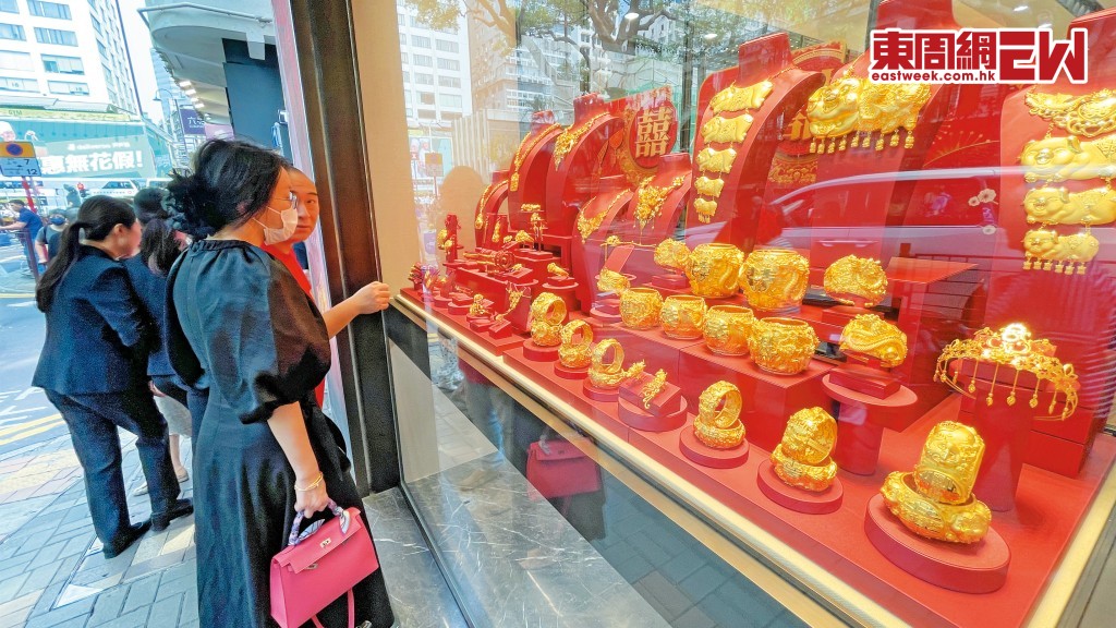 金價由谷底經過十二年整固後近日不斷破頂，越來越多人心癢難耐撲入場，刺激金價出現短線拋物線爆升走勢。