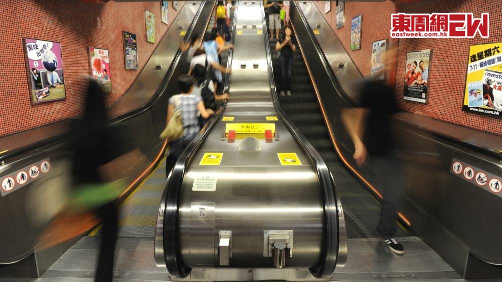 香港人搭扶手電梯一向有左行右企的習慣。