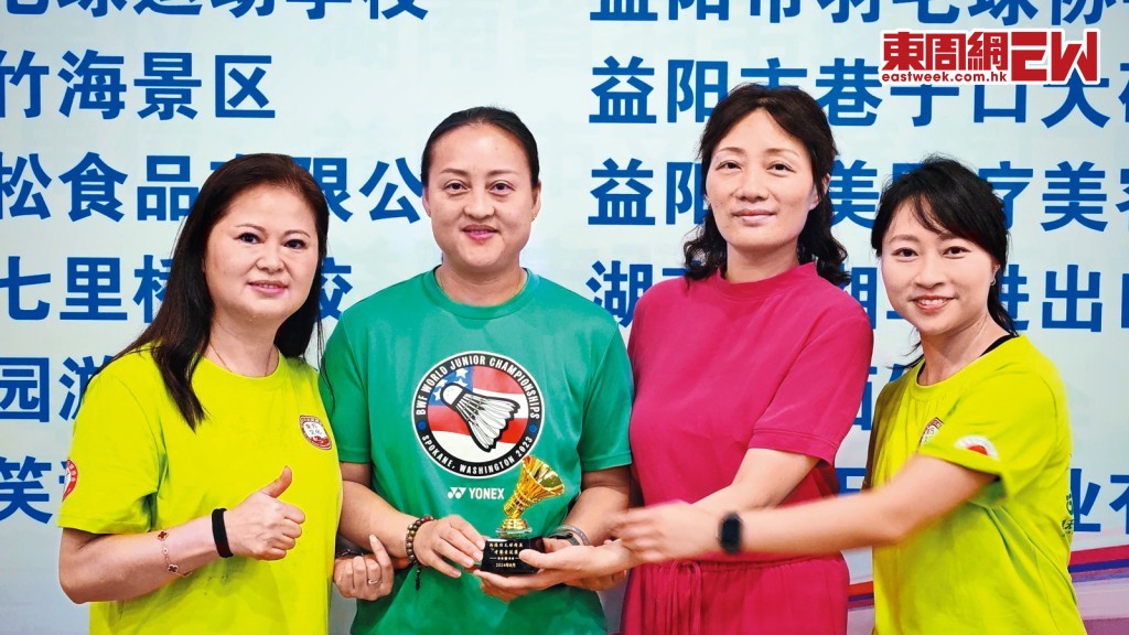 龔智超（左二）是陳穎欣（右一）兒時仰慕的國家隊羽毛球運動員。