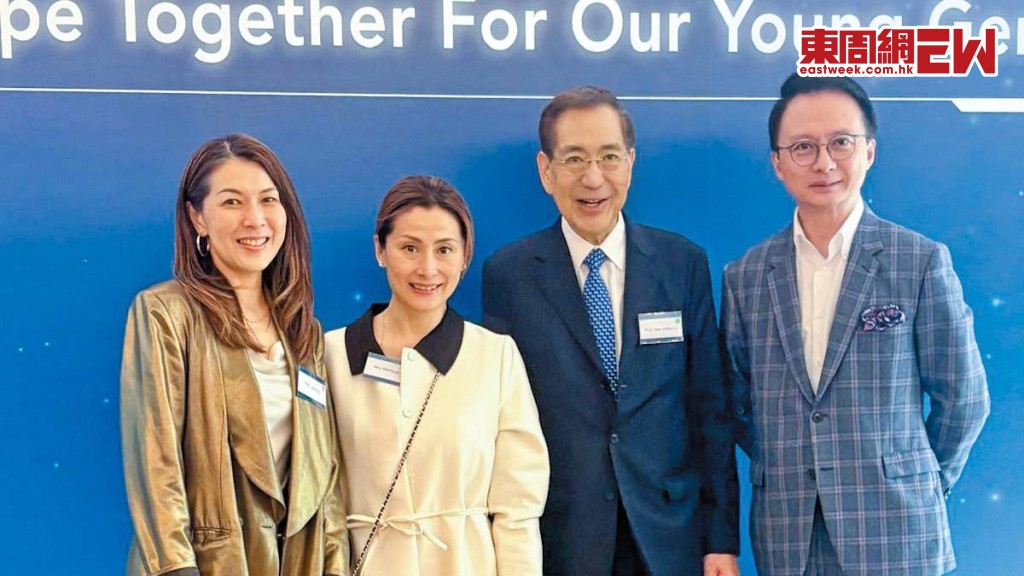 李國章（右二）年過八十精神奕奕，上周還偕妻（左二）出席活動為陳家亮（右一）撐場。