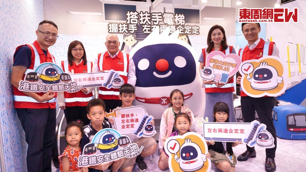 港鐵車務及創新總監李家潤博士與港鐵吉祥物「鐵仔」於 書展分享乘搭扶手電梯的安全貼士，並透過問答遊戲，讓一眾小朋友及參觀 人士趣味學習安全訊息。
