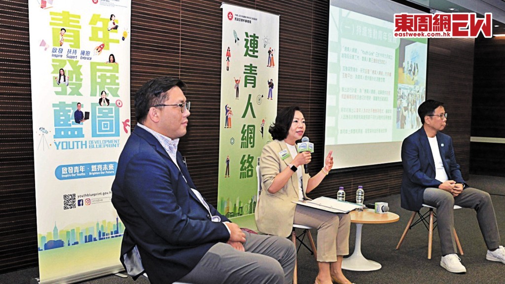 民青局局長麥美娟（中）透過「連青人網絡」，定期與年輕人溝通交流。