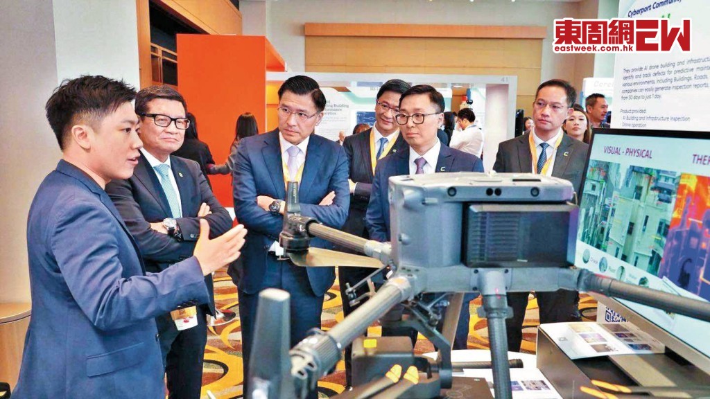 邱達根（左三）認為無人機的效用能在物業維修上發揮很大作用。