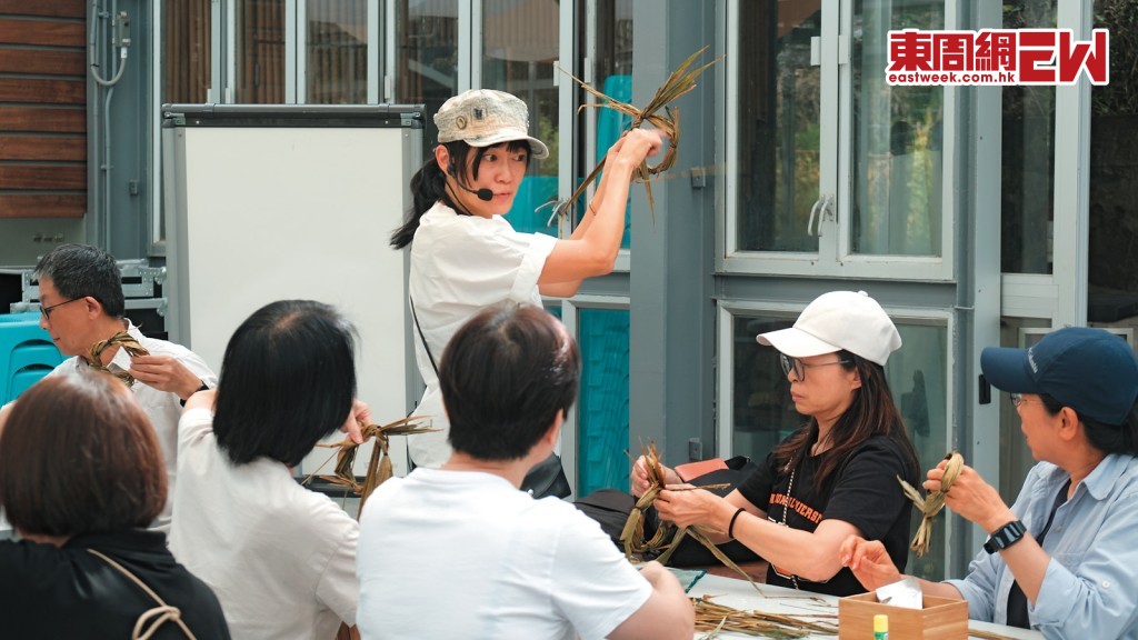 綠色藝術家黃琪在工作坊中分享以植物製作繩索、環繞、縫合和打結的技巧。