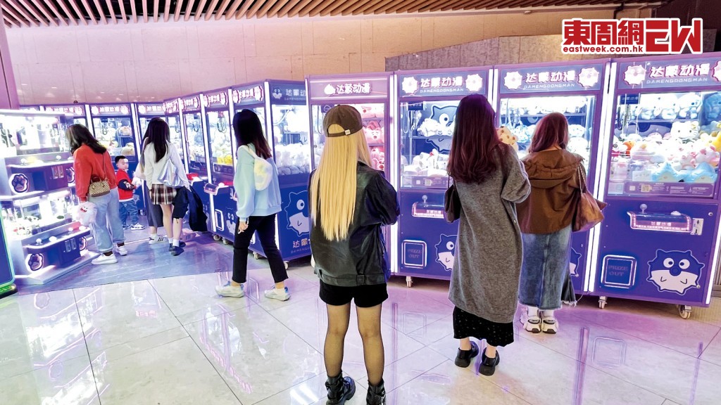 夾公仔機開到成行成市，吸引不少人沉迷投幣夾心頭好。