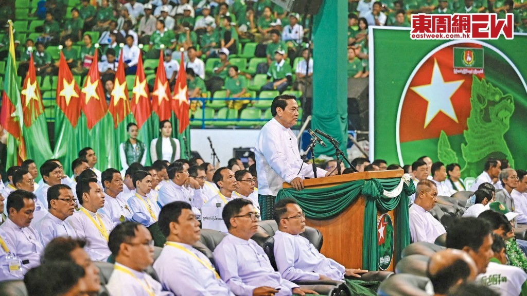 去年十一月，緬甸軍方支持的聯邦鞏固與發展黨 （USDP）主席欽伊，在仰光的競選活動中發表演說。