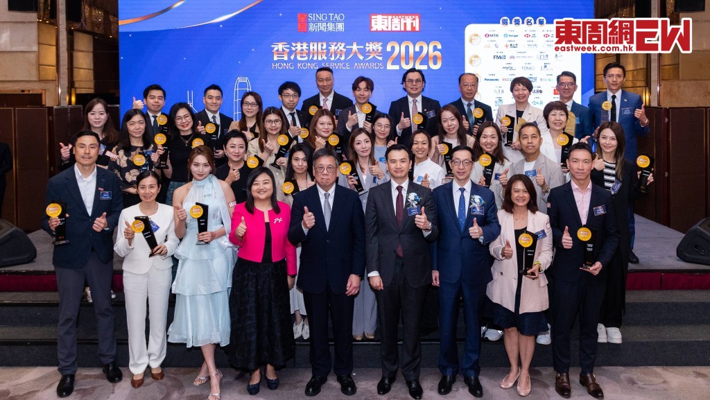 獲獎企業代表與主禮嘉賓及頒獎嘉賓齊集台上，共同分享動人時刻。