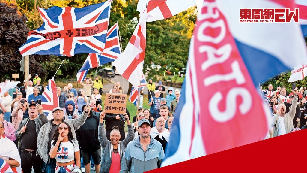 十五萬名反對移民政策的英國人湧上倫敦街頭，高舉「停收非法移民船」的標語，並要求趕走移民。