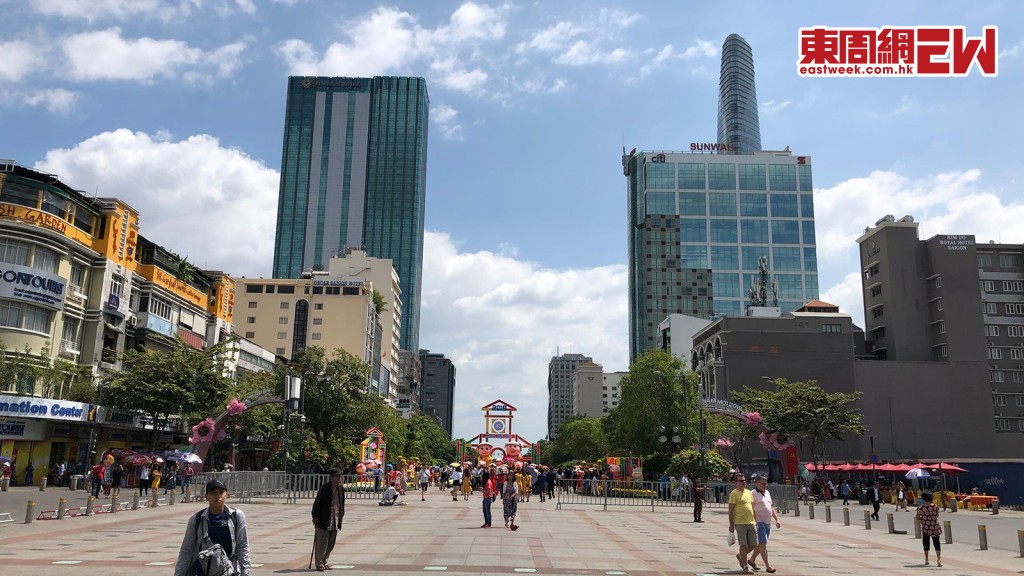 朱立基捲入妻子千億貪腐案中的時代廣場(左),右面一幢商廈為本港「海產大王」蔡繼有家族的新華集團中心。