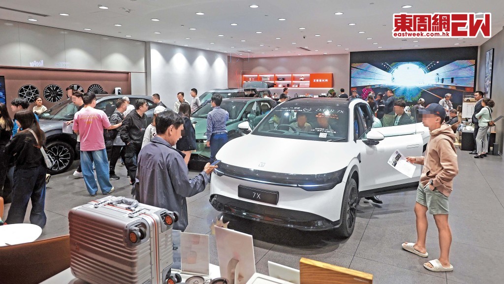 多間車行人頭湧湧，不少門市在財政預算案公布當日延長營業時間。