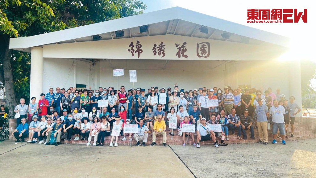 錦綉花園居民去年八月在屋苑內遊行示威，就五億元更換水管工程的爭議表達意見