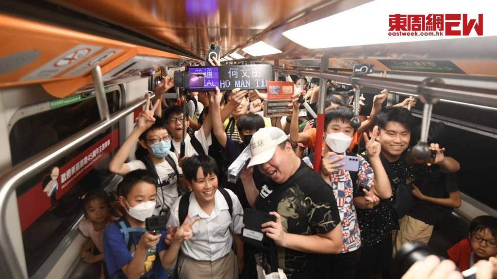 鐵路迷喜迎復刻列車到站 首航途上歡唱「白頭開通真的很興奮」