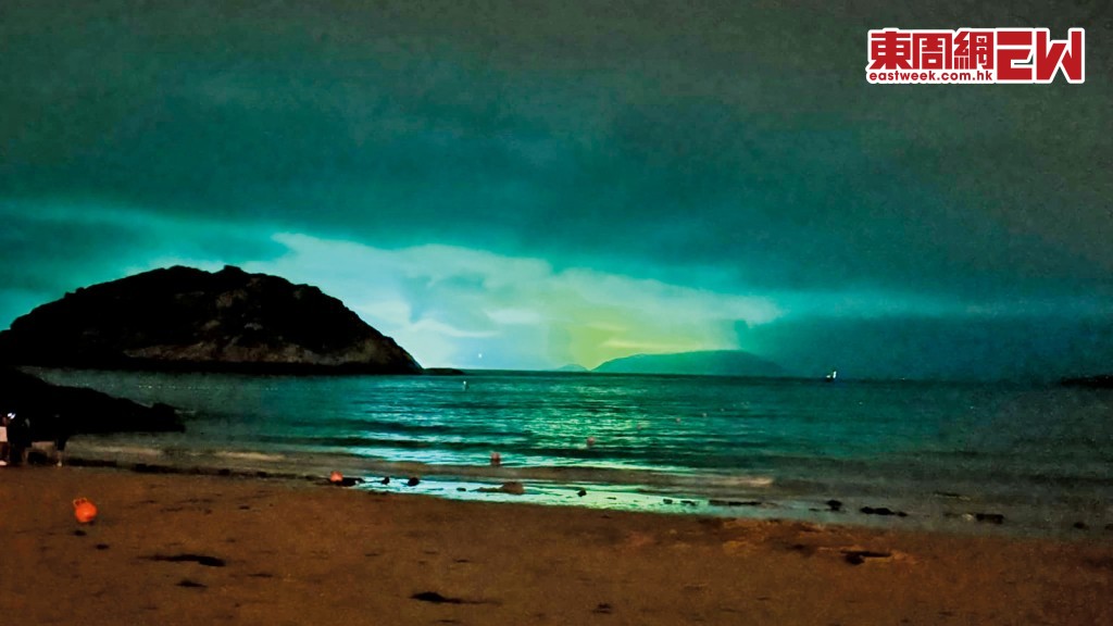 石澳一帶海域出現有如極光的藍綠色強光，但有網民指十分影響附近居民睡眠。