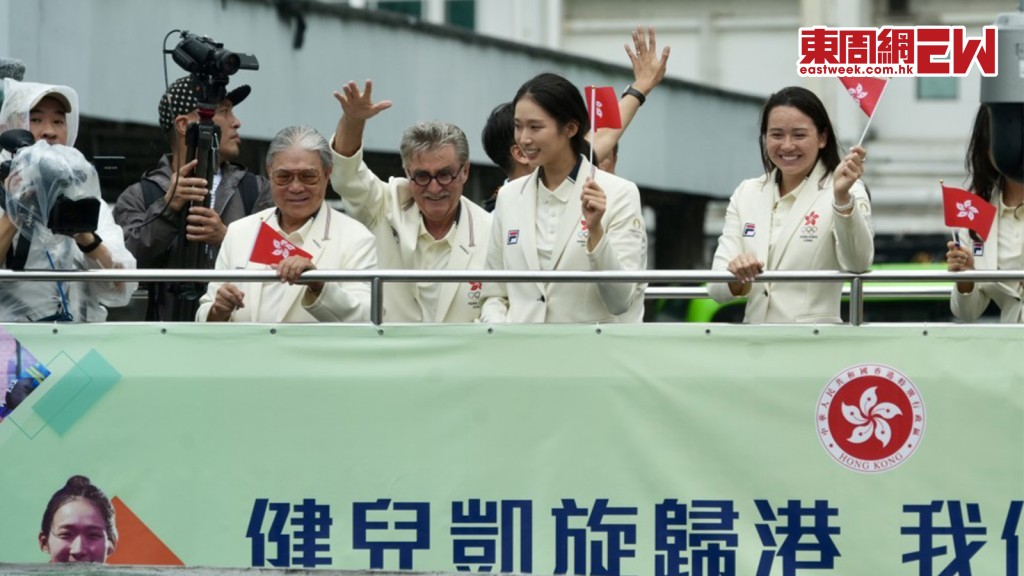 巴黎2024奧運會中國香港代表團巴士巡遊。