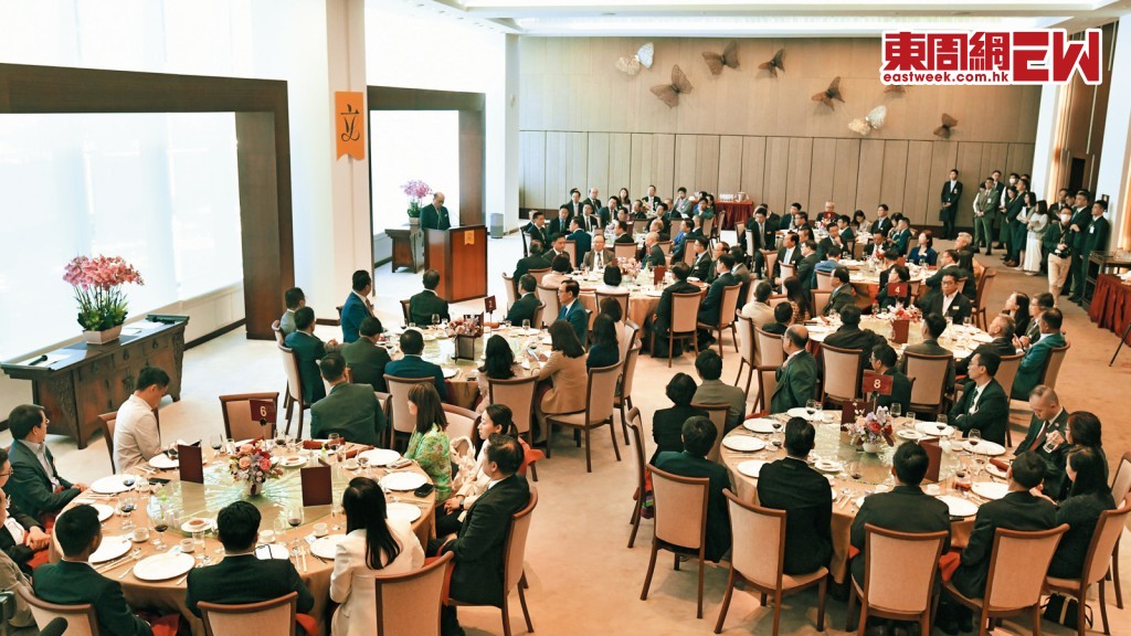 立法會全體議員去年與到訪的鄭雁雄午宴，現場氣氛十分輕鬆。