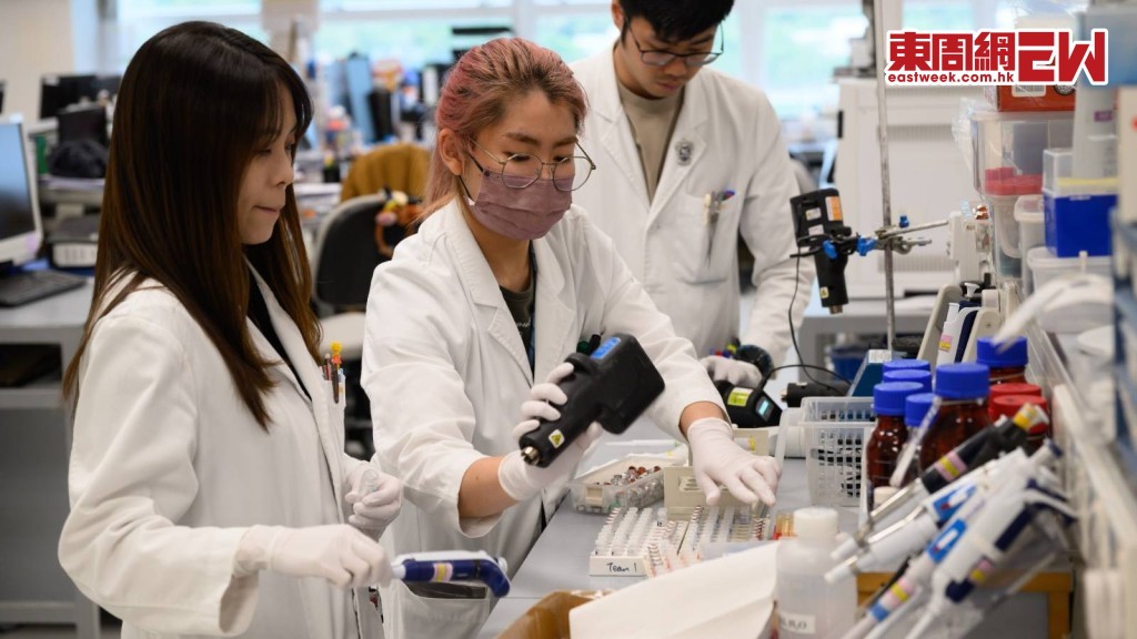 馬會賽事化驗所擁有世界一流的藥物化驗設備。圖為團隊為樣本進行檢測工序。