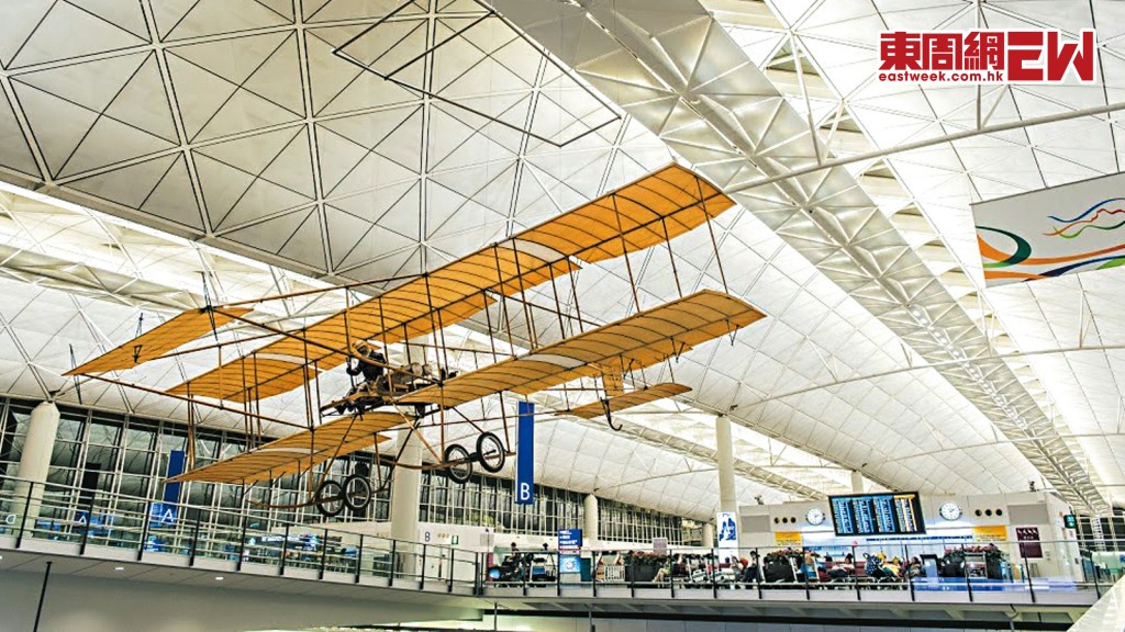 赤鱲角機場一號客運大樓半空懸掛的復古雙翼機，正是紀念香港首架動力飛機「沙田精神號」。