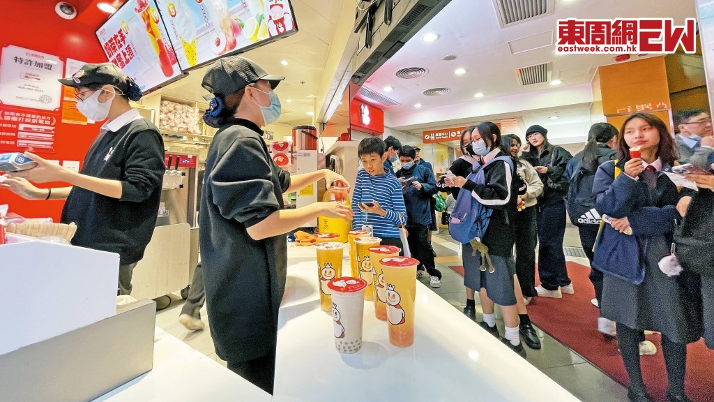 蜜雪集團遭瑞銀降評級兼削目標價，下調年度淨利潤預測百分之七，同店銷售料轉跌百分之五。