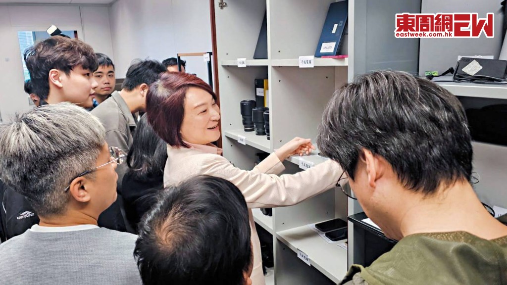 立法會舉行「賣物會」當天李慧琼到場視察，呼籲議員支持用二手貨，推動綠色議會。