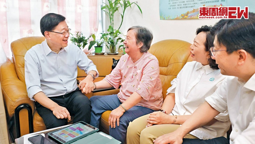 特首李家超發表《施政報告》前，帶領官員探訪筲箕灣屋邨，了解獨居長者生活。