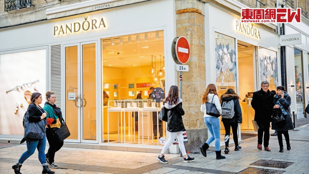 曾經大受年輕一代歡迎的丹麥輕奢侈品牌Pandora受到銀價上升影響，股價近一個月大跌逾三成