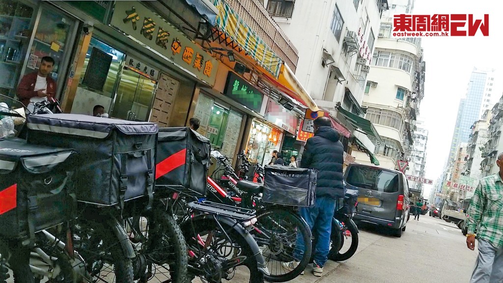 疑為黑工的送餐員，駕駛電單車送外賣。
