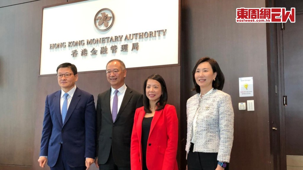 金管局總裁余偉文(左二)聯同3家發鈔行今日舉行記者會,回應銀行被指收緊按揭及Call Loan問題。